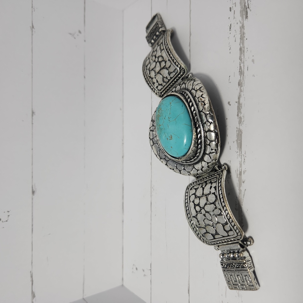 Faux Turquoise Madallion & Silvertone Southwestern Cuff braclet 7.5" L x 2.25" W